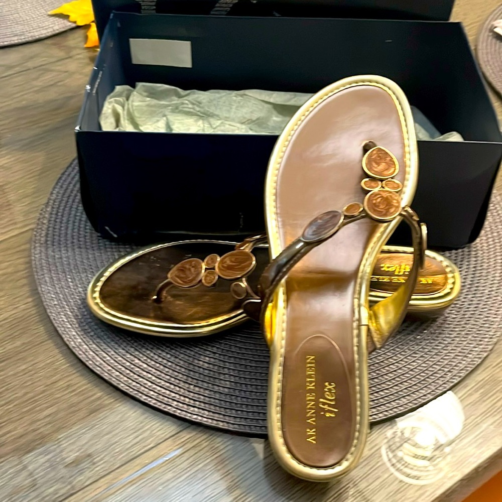 ANNE KLEIN IFLEX FLAT THING SANDLES GOLD METTALIC Size 8 1/2  NEW!